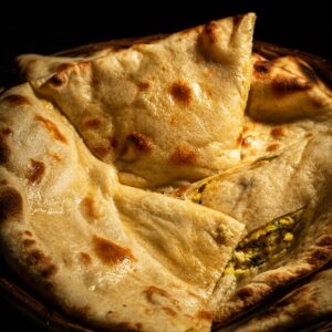 Frisch gebackenes Panner Naan aus dem Tandoor mit geschmolzenem Käse im Shiva's Garden Indian Restaurant in Villingen-Schwenningen.