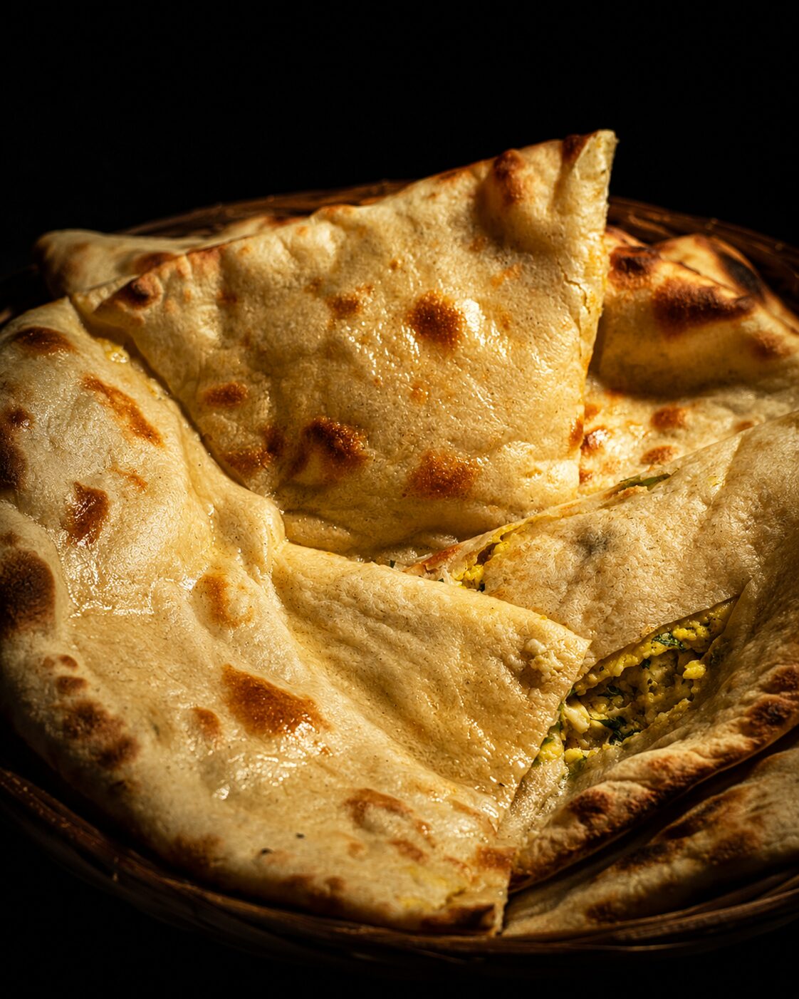 Frisch gebackenes Panner Naan aus dem Tandoor mit geschmolzenem Käse im Shiva's Garden Indian Restaurant in Villingen-Schwenningen.