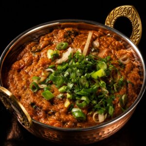 Authentisches Baingan Bharta mit gerösteter Aubergine und frischen Kräutern im Shiva's Garden Indian Restaurant in Villingen.