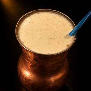 Ein Glas traditionelles salziges Lassi, ein erfrischendes indisches Joghurtgetränk, serviert gekühlt.