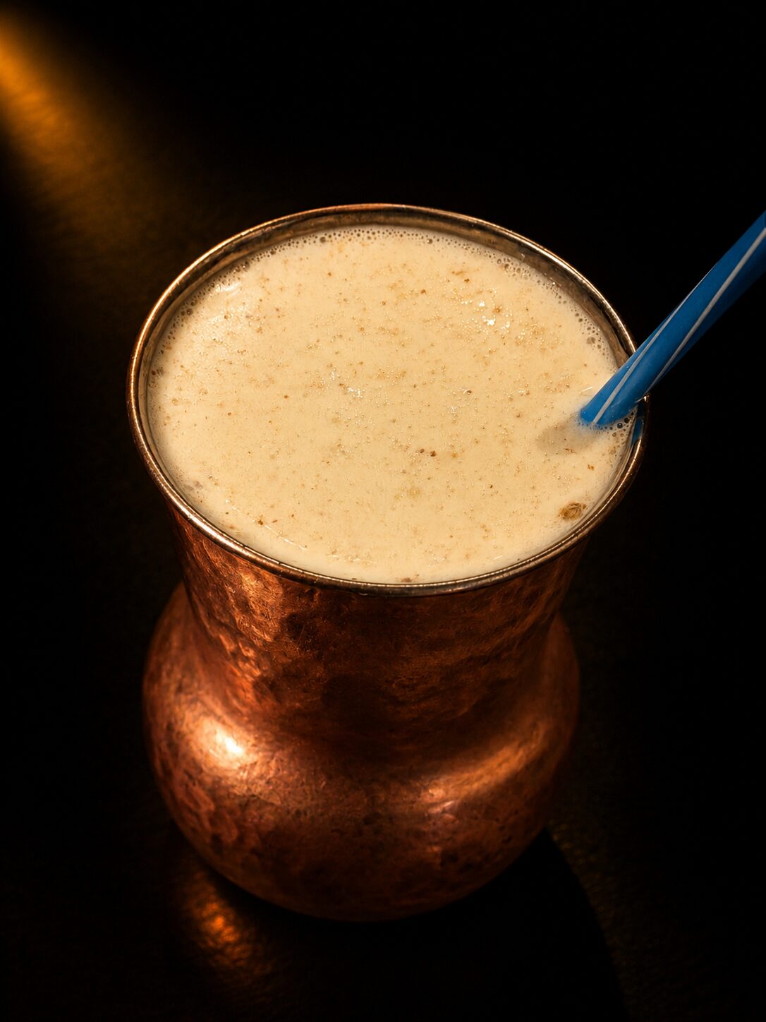 Ein Glas traditionelles salziges Lassi, ein erfrischendes indisches Joghurtgetränk, serviert gekühlt.